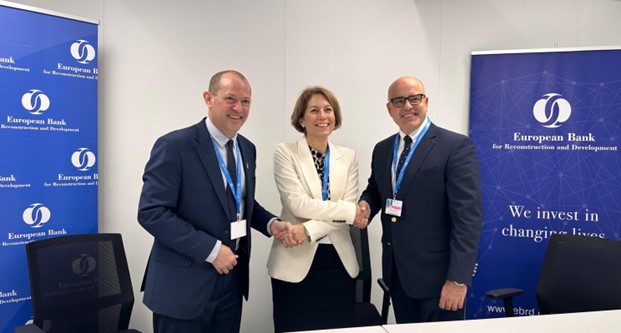 Representatives of UNDP ICPSD, EBRD and Enerjisa Enerji are holding hands